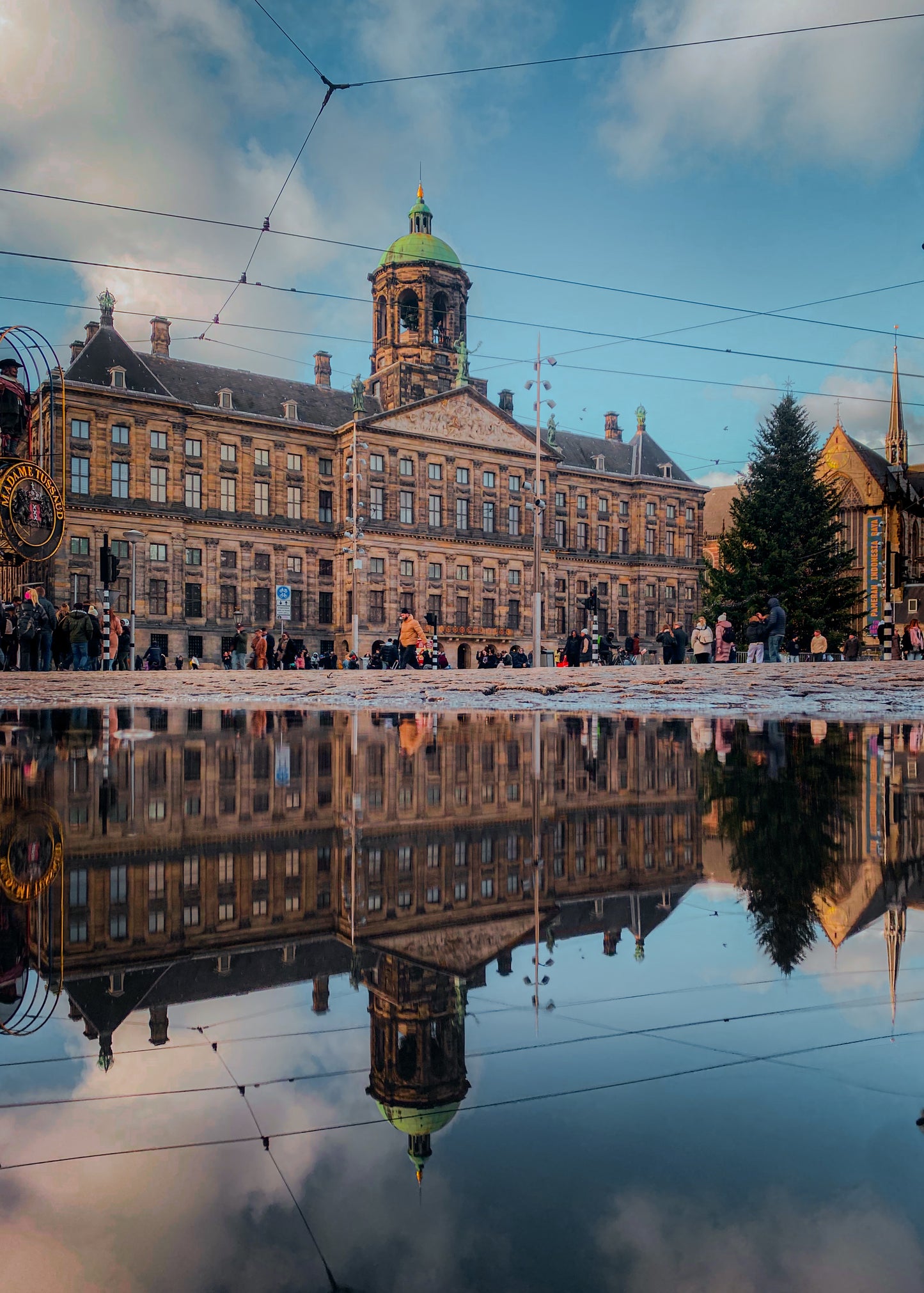 Amsterdam de Dam reflection